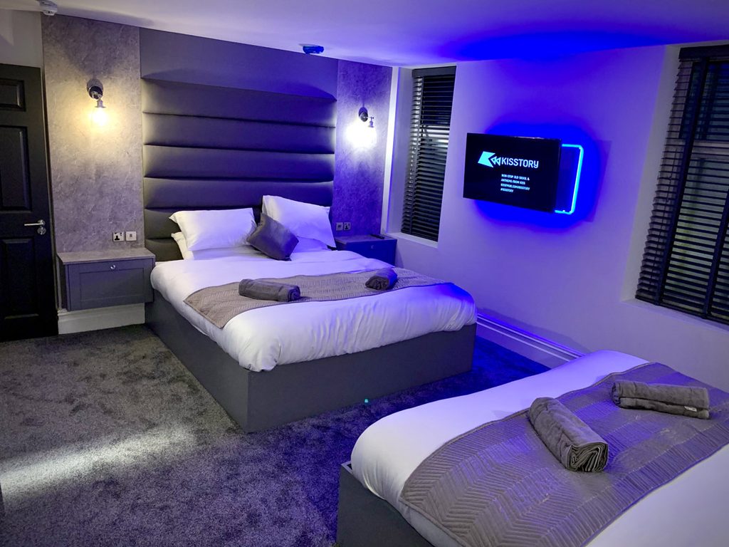 middle front super king size beds tv